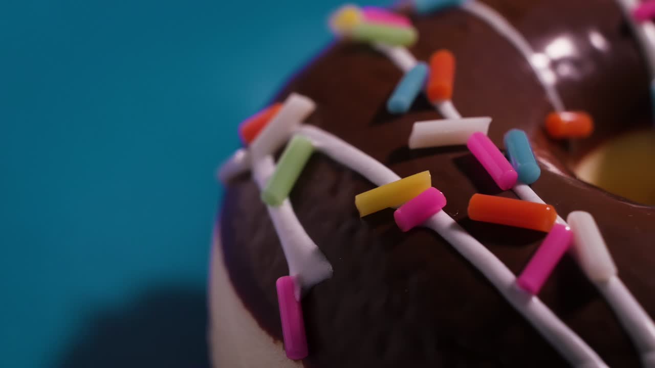 rosquillas con azúcar esmaltadas trozos de chocolate multicolores de cerca macro. 4k