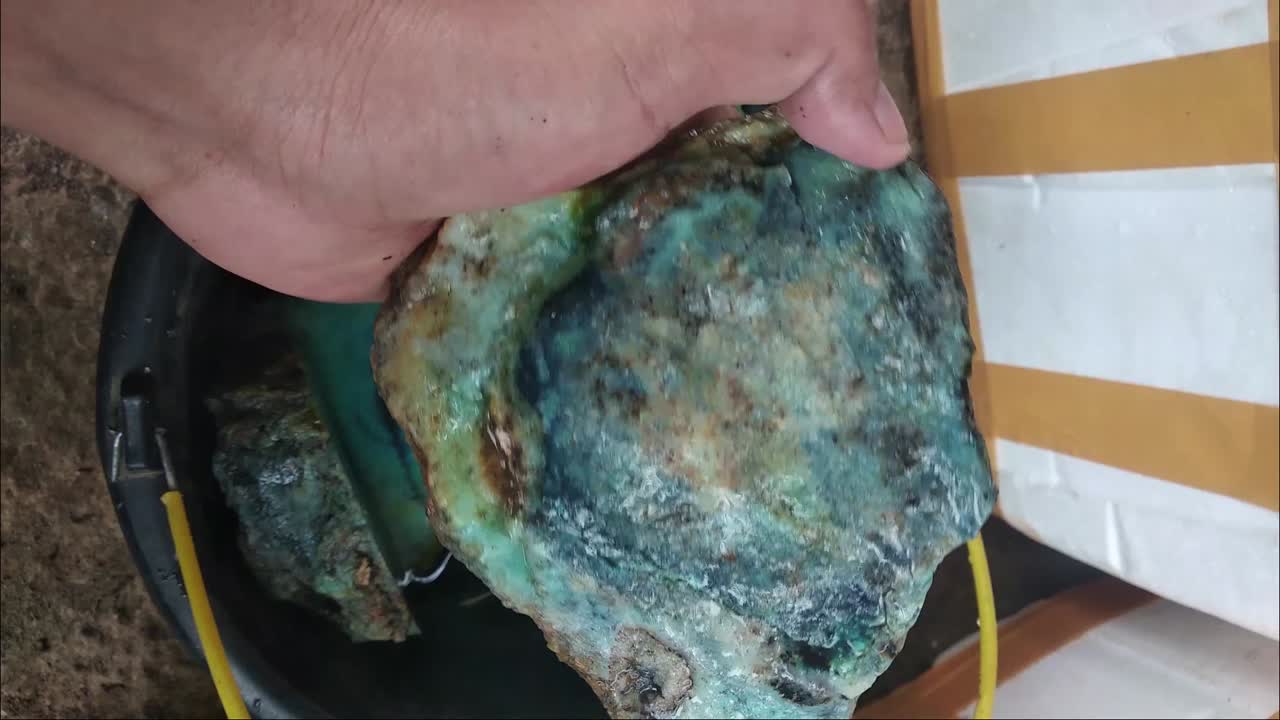 ijo garut 돌 , 돌 조각을 들고 있는 손의  ⁇