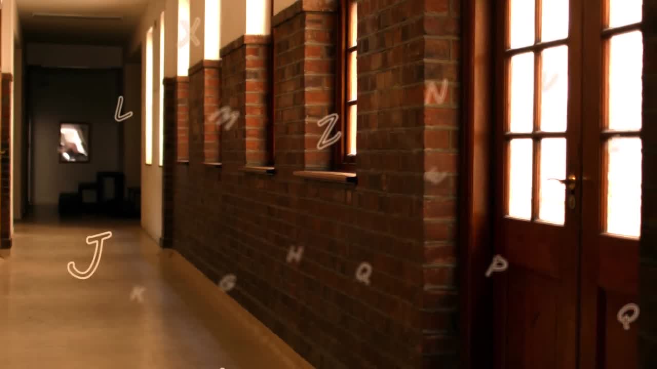 composición digital de múltiples alfabetos flotando contra el pasillo vacío de la escuela en el fondo