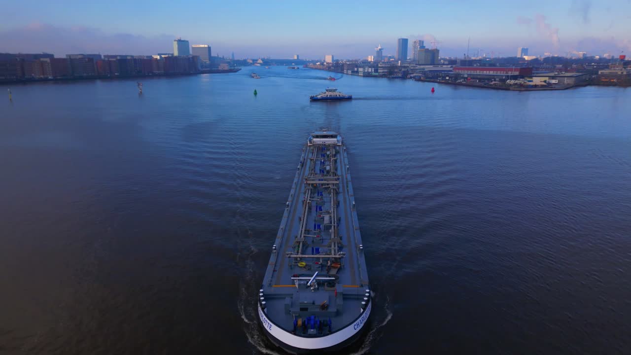 암스테르담에서 북해 운하에서 오는 커 선박 위의 공중 기울기, 황혼