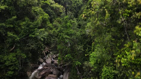 un tiro inclinado hacia arriba de la cascada sadet en koh phangan surat thani tailandia