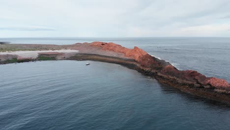 Boot-Schwimmt-Auf-Dem-Meer-In-Der-Nähe-Von-Felsen