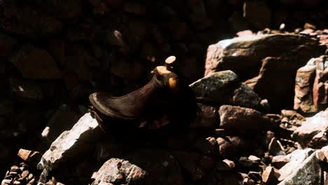 vieja silla de cuero en el exterior de piedra