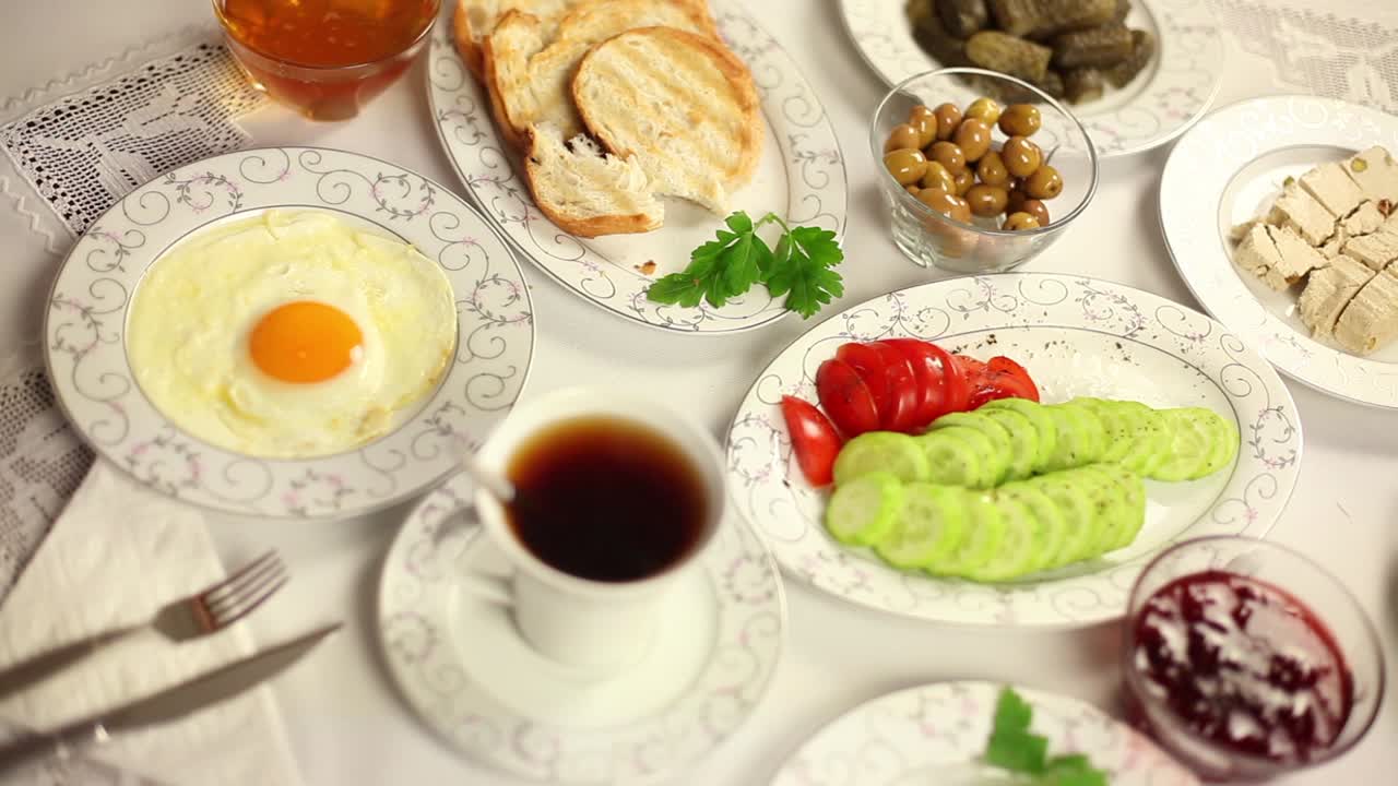 가정 1 에서 아침 식사를 하는 사업가