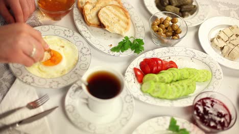 hombre de negocios desayunando en casa 1