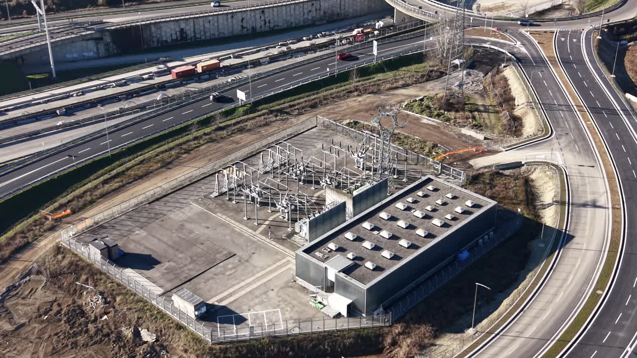 Luftaufnahme eines modernen Kraftwerks in einem europäischem Stadtgebiet