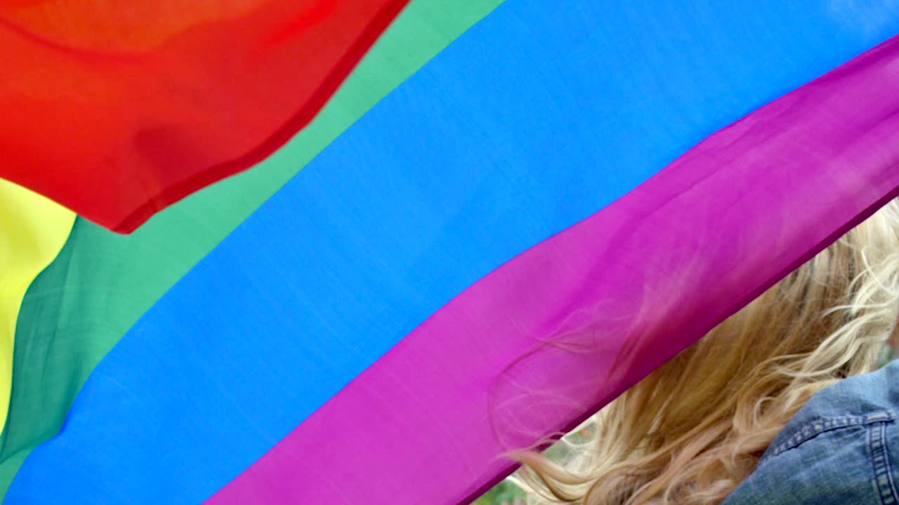 바람에 휘날리는 프라이드 플래그