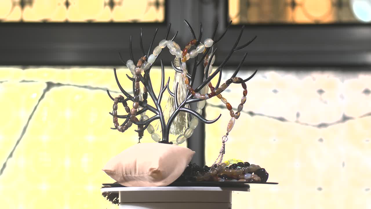 로자리 보석과 돌은 플라스틱에 색과 투명한 색으로 검은 가젤 느린 모션