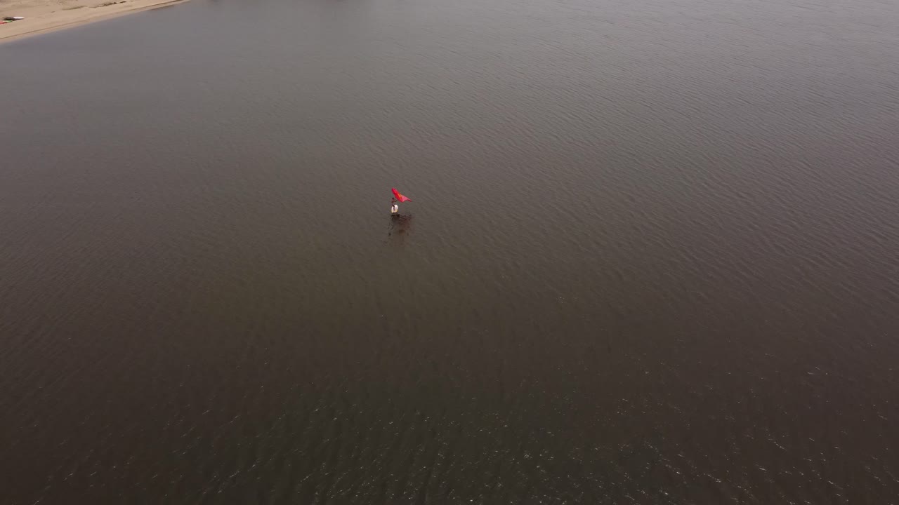 laguna garzon의 잔잔한 바다에서 윈드서핑을 즐기는 한 사람