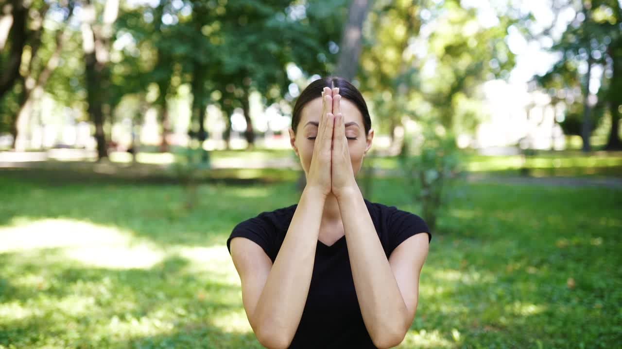 mujer meditando en un parque