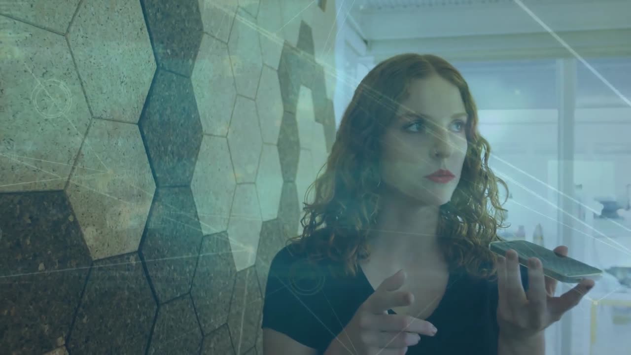 red de conexiones y procesamiento de datos contra una mujer caucásica que habla por teléfono inteligente en la oficina