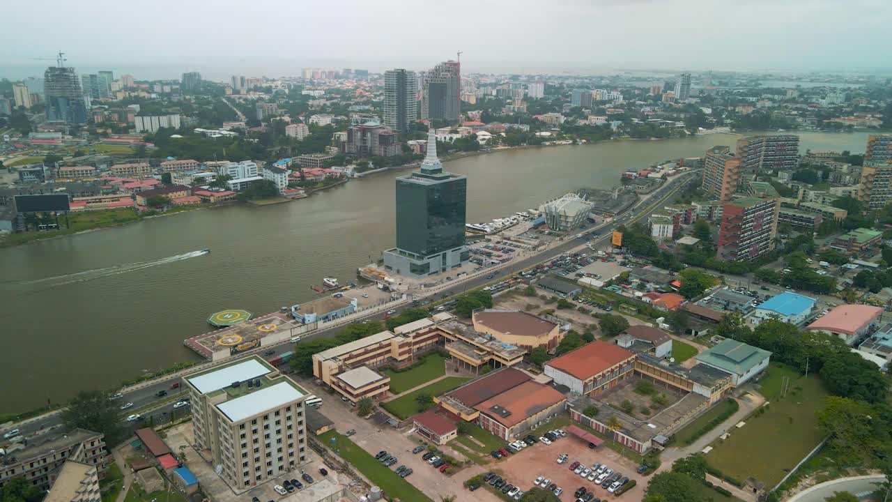 tráfico y paisaje urbano del puente falomo, la facultad de derecho de lagos y la torre del centro cívico en lagos, nigeria