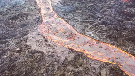 vista aérea de la lava caliente que fluye en un río volcánico cerca del volcán fagradalsfjall en la península de reykjanes en islandia