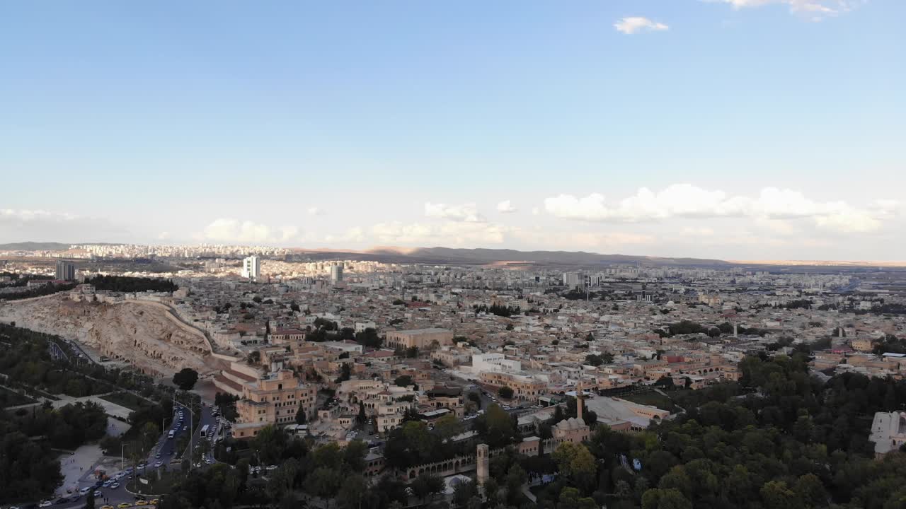 Panorama aereo statico del centro di Urfa con vista sugli edifici del centro storico. Famosi siti storici in Turchia.