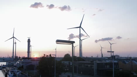 hermosa puesta de sol con turbinas de viento en el fondo