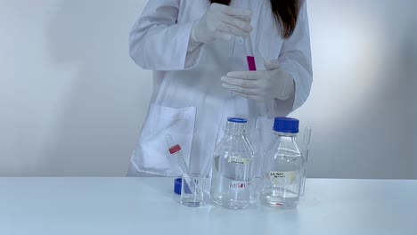 demostrando el cambio de color con las bases utilizando fenolftalina