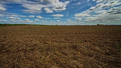 lapso de tiempo de nubes malhumoradas en tierras de cultivo estériles