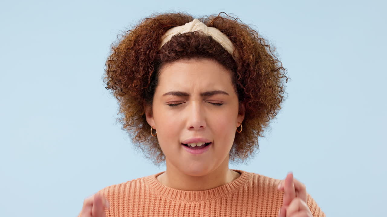 esperanza, manos y mujer con los dedos cruzados