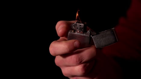 mano encendiendo un encendedor