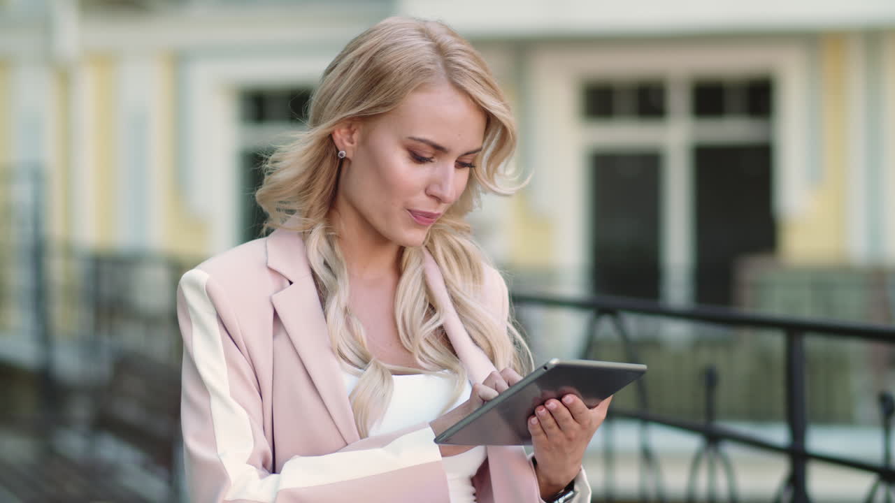 mujer usando tableta en la calle