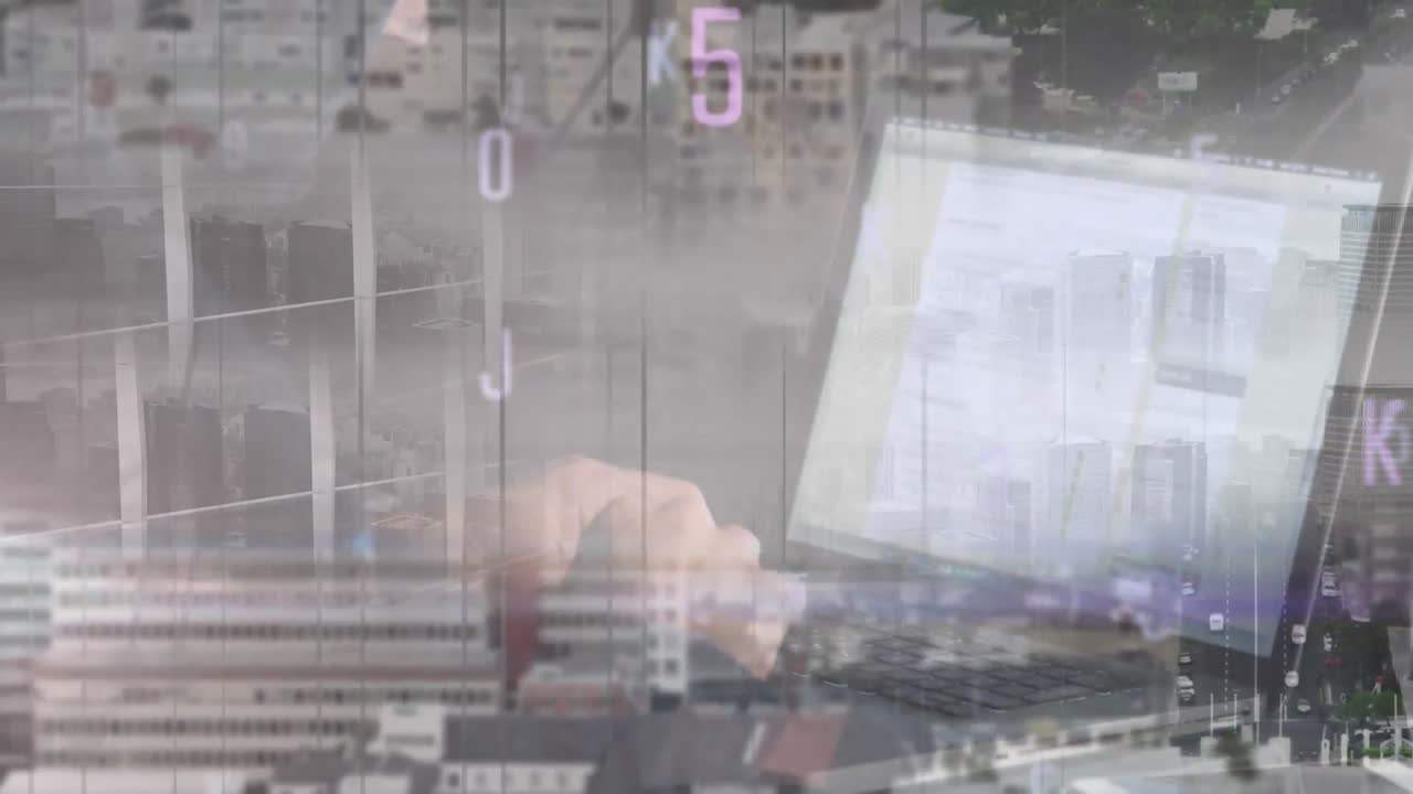 도시 교통에 대항하여 노트북을 사용하는 사람의 중간 섹션에서 여러 번 바뀌는 숫자와 알파 ⁇