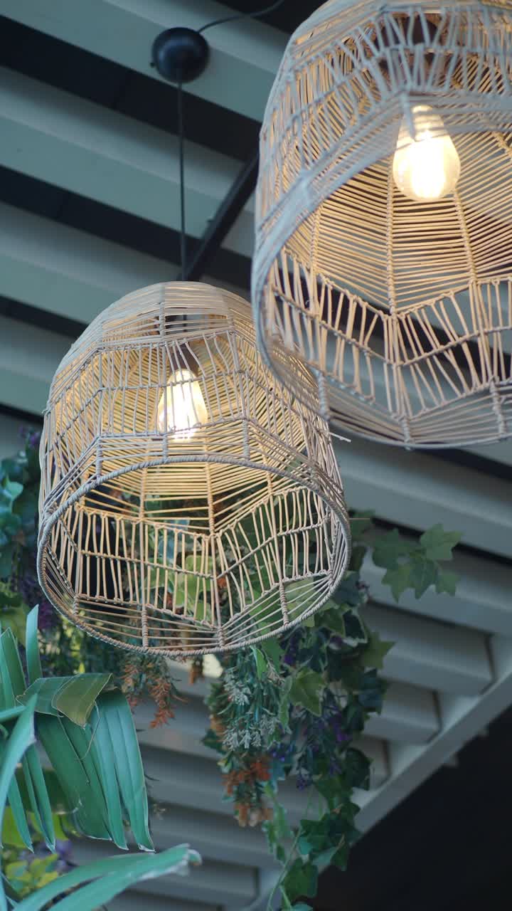 Lampade intrecciate con luce calda e decorazioni a tema vegetale