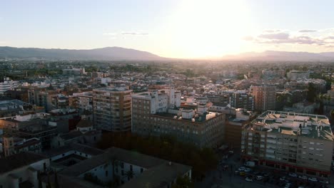 Drohnenschuss-Steigt-über-Der-Stadt-Murcia-In-Spanien-Bei-Sonnenuntergang-Mit-Bergen-Auf