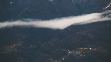 Timelapse-De-La-Nube-De-Niebla-Baja-En-El-Valle-Alpino-Del-Bosque