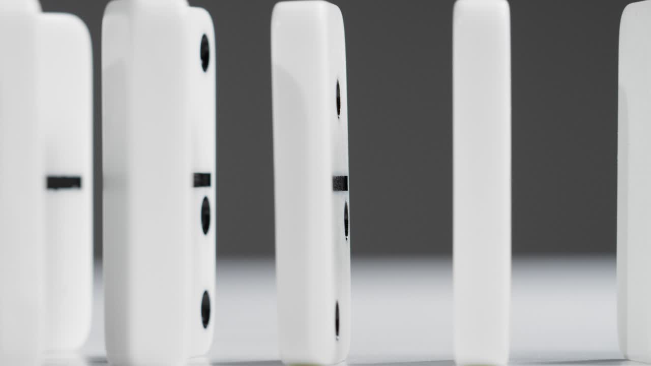 primer plano de fichas de dominó cayendo