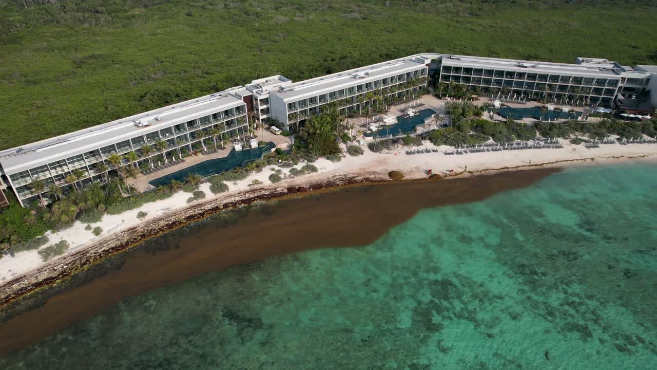 el complejo balneario hilton de tulum, habitaciones de hotel y piscina junto al océano, yucatán, méxico
