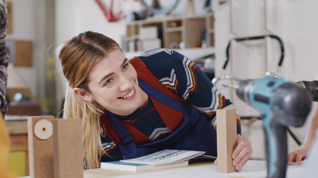 equipo multicultural de aprendices en el taller aprenden a ensamblar un marco de bicicleta construido a mano juntos