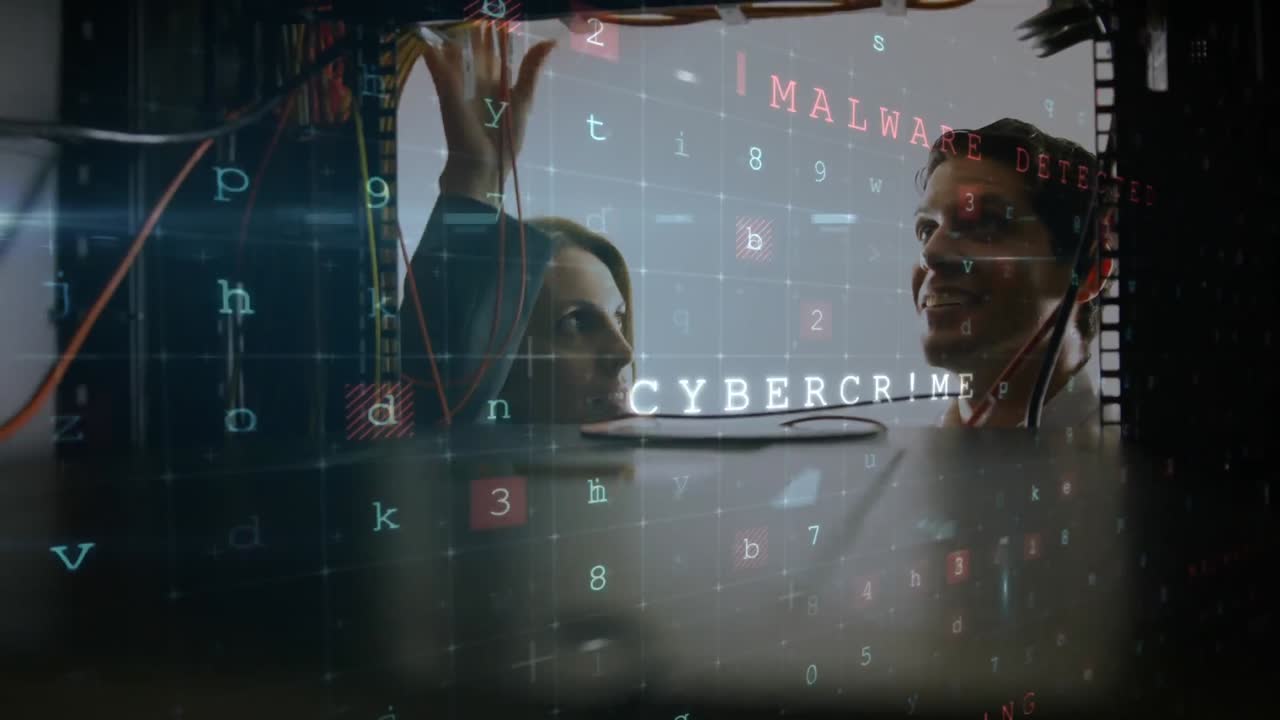 hombre y mujer trabajando en la sala del servidor de computadora mientras una placa de circuito brillante se mueve en primer plano