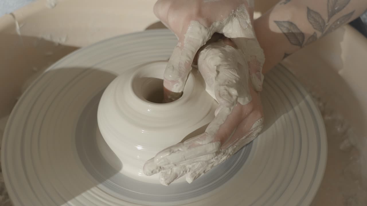 도자기 바에서 일하는 것