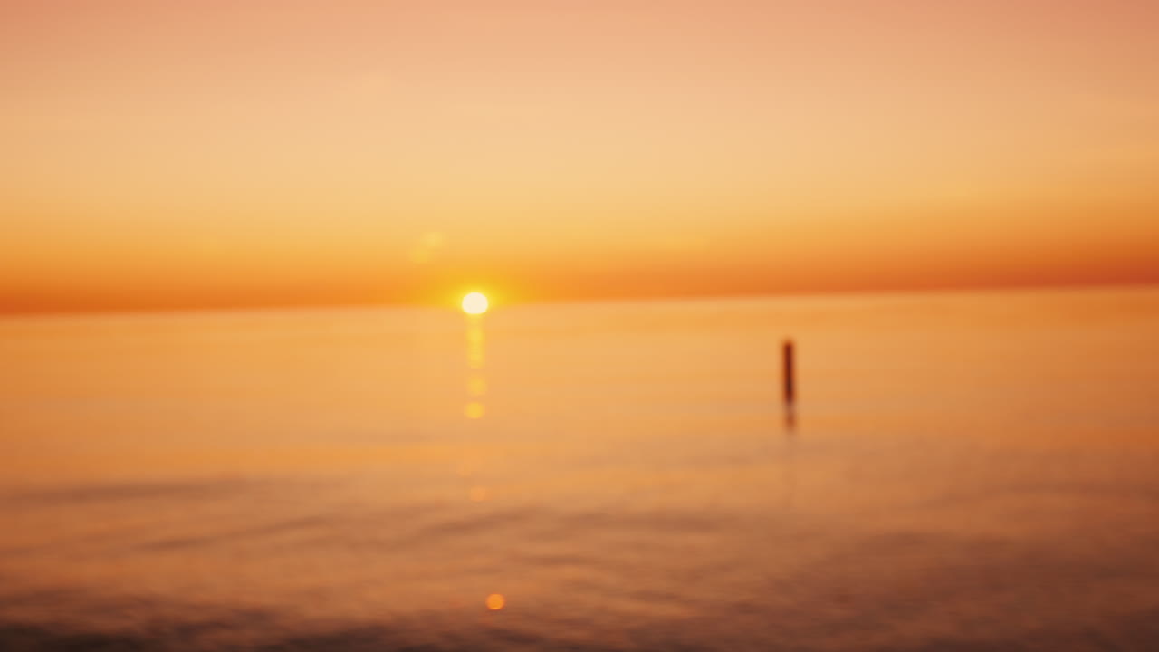 mujer muestra su forma de corazón en el fondo del mar donde se pone el sol