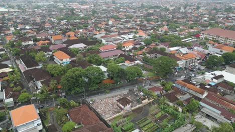 Toma-Aérea-Sobre-Un-Vertedero-En-Bali,-Indonesia