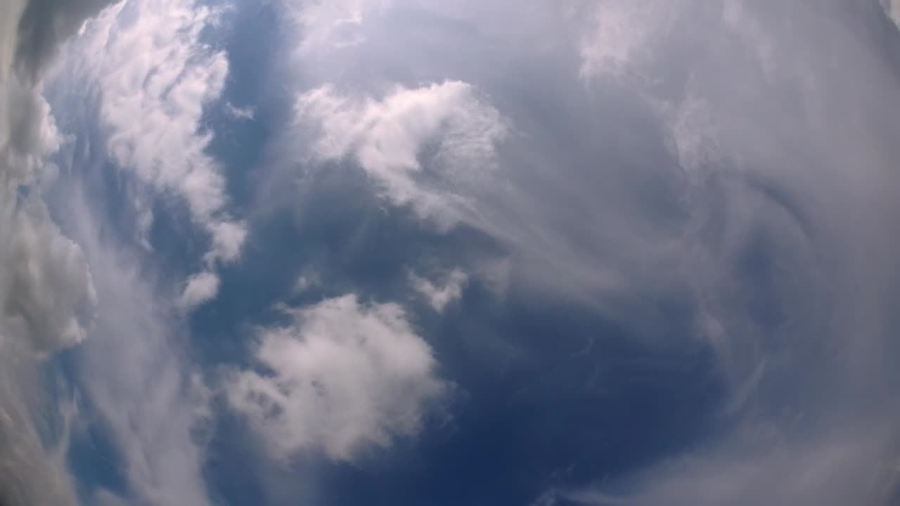 cielo azul y capa de nubes moviéndose en una hermosa tarde soleada