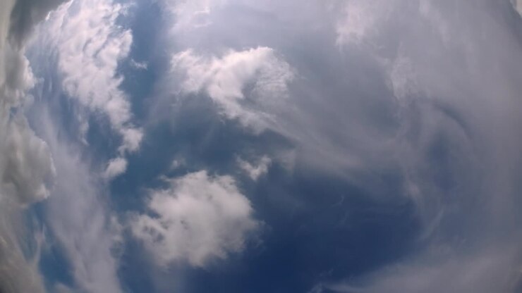 Cielo blu e uno strato di nuvole che si muovono in un bel pomeriggio di sole.