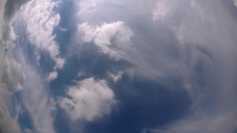 Blauer-Himmel-Und-Wolkenschicht,-Die-Sich-An-Einem-Schönen-Sonnigen-Nachmittag-Bewegen