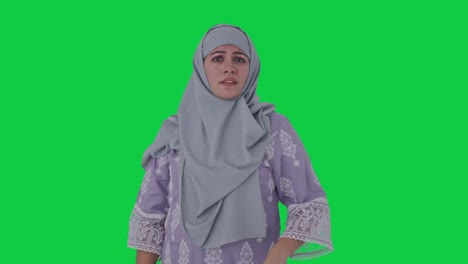 Verärgerte-Muslimische-Frau,-Die-Einen-Bienen-Greenscreen-Fliegt