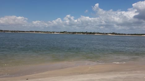 agua de la laguna de agua dulce en movimiento moviéndose en las dunas de arena de brasil
