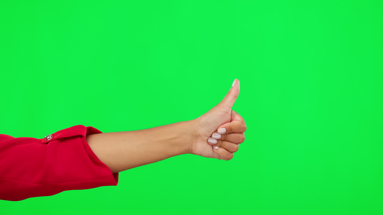 Mani, segno del pollice in su e una persona su schermo verde