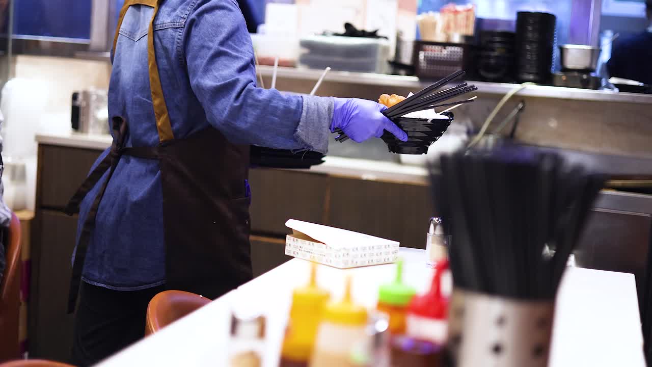 trabajador de un restaurante que sirve comida
