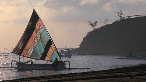 Un-Barco-De-Pesca-Estilo-Catamaranes-Llega-A-La-Orilla-2