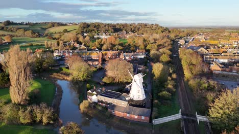 Windmühle-Roggen-Sussex-UK-Drohne,-Warmes-Sonnenuntergangslicht-Aus-Der-Luft