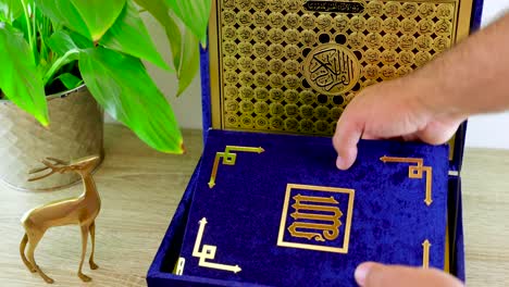 Der-Heilige-Koran-Wird-Anmutig-In-Einer-Eleganten-Dunkelblauen-Samtbox-Präsentiert