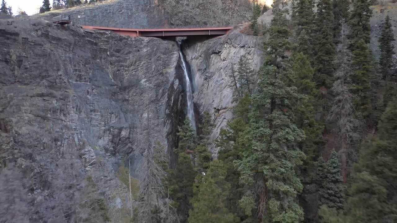 콜로라도 주 우레이에 있는 베어 크리크 폭포 (bear creek falls in ouray, colorado along the million dollar highway) 에서 드론으로 촬영된 영상입니다.