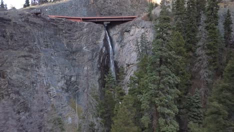 Bear-Creek-Cae-En-Ouray,-Colorado,-A-Lo-Largo-De-La-Autopista-Del-Millón-De-Dólares-Con-Un-Video-De-Un-Dron-Avanzando