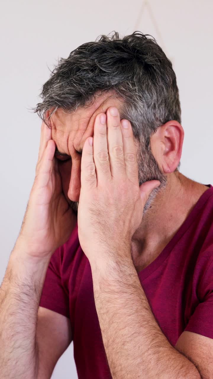 Homem Cansado Massageando as Têmporas Devido a Dor de Cabeça e Cansaço Visual