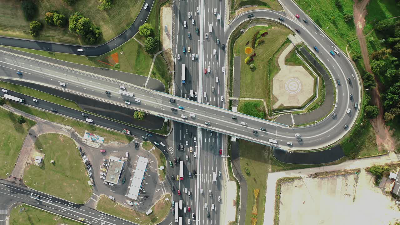 고속도로 교차로와 오버브라이드의 공중 사진