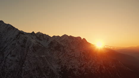 Malerischer-Warmer-Sonnenuntergang-über-Den-Italienischen-Alpen-Im-Winter